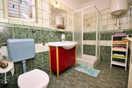 y baño con lavabo y aseo. en Apartments with a parking space Silo, Krk - 18735, en Šilo