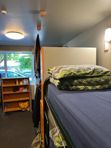 Krevet ili kreveti na kat u jedinici u objektu Hippo Lodge Backpackers
