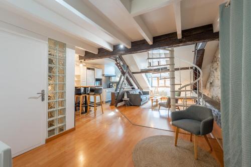 un salon avec un escalier et une chaise dans l'établissement LE PAQUIER T3 - à deux pas du lac, à Annecy