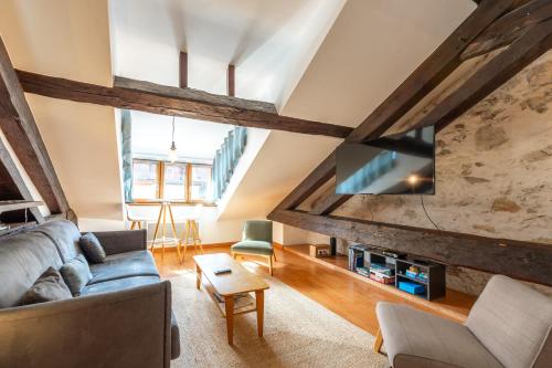 un salon avec un canapé et une télévision dans l'établissement LE PAQUIER T3 - à deux pas du lac, à Annecy