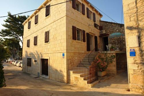 Apartments by the sea Sutivan, Brac - 22771