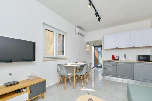 Apartments with a parking space Losinj, Losinj - 21616