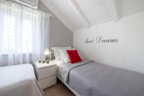 Beachfront family-friendly house with hot tub Cavtat, Dubrovnik - 22828