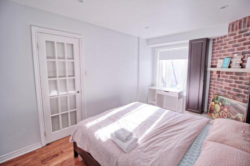 Lova arba lovos apgyvendinimo įstaigoje Beautiful room with private powder room