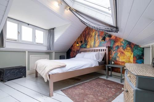 1 dormitorio con 1 cama grande en el ático en Stylish Maisonette with phenomenal views, en Brighton & Hove