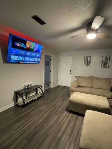 Μια τηλεόραση ή/και κέντρο ψυχαγωγίας στο Spacious 1king bd/2queen bd/* 1 mile from I-85