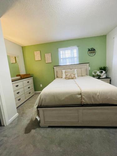 Ένα ή περισσότερα κρεβάτια σε δωμάτιο στο Spacious 1king bd/2queen bd/* 1 mile from I-85