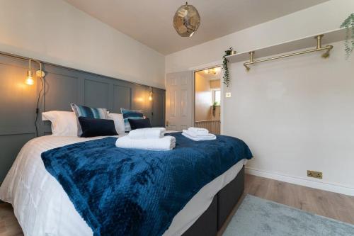 a bedroom with a large bed with a blue blanket at Host & Stay - Luxe on Margaret Street in Brighton & Hove