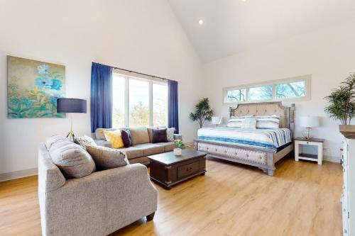 ein Wohnzimmer mit einem Bett und einem Sofa in der Unterkunft Luxe Lakeside Retreat in Winchester