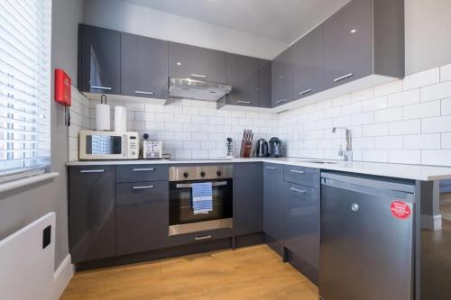 Кухня или мини-кухня в Modern & Chic Sea View Apartment, Central Brighton
