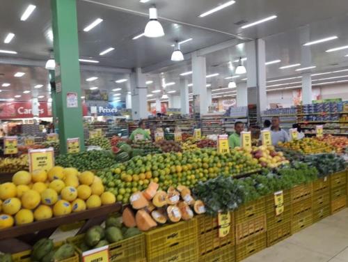 a grocery store filled with lots of fruits and vegetables at Kitnet Completa em Osasco Facil acesso ao Rodoanel in Osasco