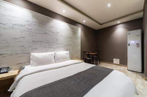 Postel nebo postele na pokoji v ubytování Gallery Hotel