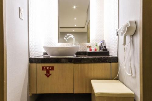 Kuchyň nebo kuchyňský kout v ubytování Gallery Hotel
