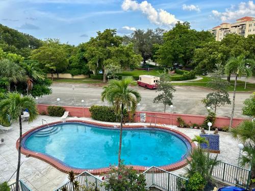 uma grande piscina num parque de estacionamento em Hotel Chateaubleau em Miami