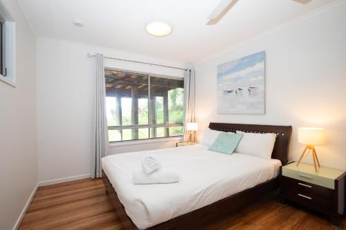 Katil atau katil-katil dalam bilik di Surf Gums, Sleeps 9, Pet Friendly, Fully Renovated