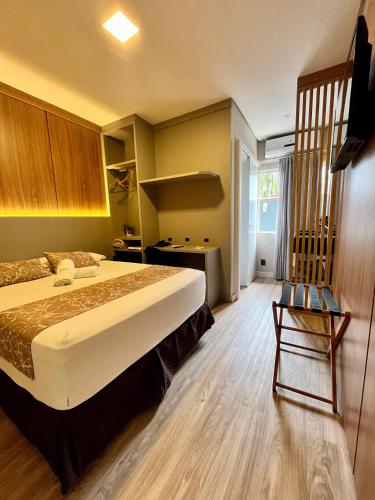 um quarto com uma cama grande num quarto em Hotel Lorimar em Penha