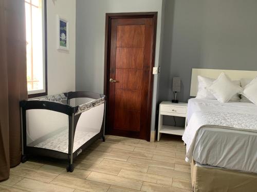 a bedroom with a bed and a wooden door at Casa G&V x 8 personas in Flores