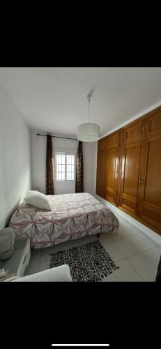 una camera con un grande letto e una finestra di Villa girasol a Málaga
