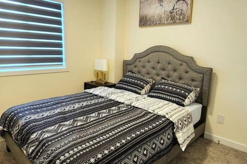 En eller flere senge i et værelse på Cozy 3 bedroom townhouse in downtown Edmonton