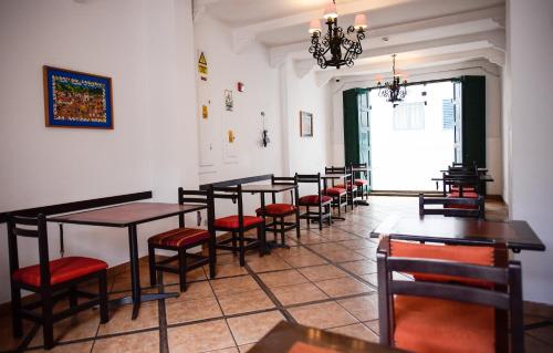 una fila de mesas y sillas en un restaurante en Hotel Raymi, en Cusco