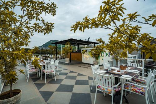 Restaurace v ubytování Tripli Hotels Shambhu Villas