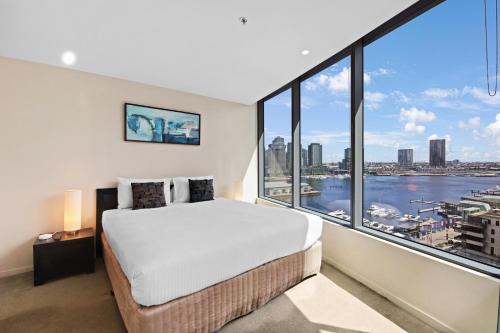Katil atau katil-katil dalam bilik di The Sebel Residences Melbourne Docklands Serviced Apartments