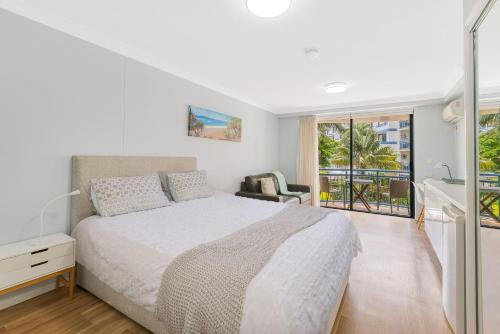 une chambre blanche avec un lit et une fenêtre dans l'établissement Calypso Plaza Resort Unit 223, à Gold Coast
