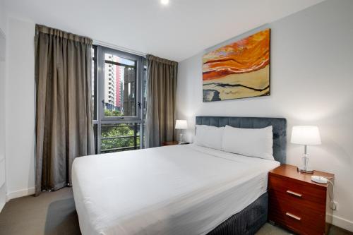 Katil atau katil-katil dalam bilik di The Sebel Residences Melbourne Docklands Serviced Apartments