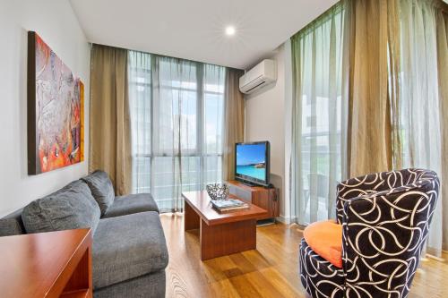 Televisyen dan/atau pusat hiburan di The Sebel Residences Melbourne Docklands Serviced Apartments