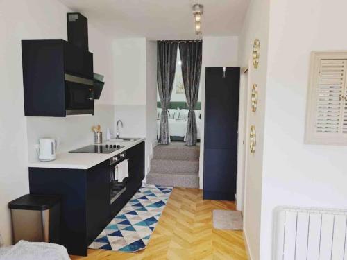 uma cozinha com um lavatório e uma bancada em Penlea ~ 1 bedroom Flat with Harbour view em Tarbert