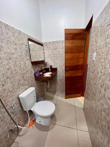 łazienka z toaletą i umywalką w obiekcie Suíte privativa w mieście Parintins