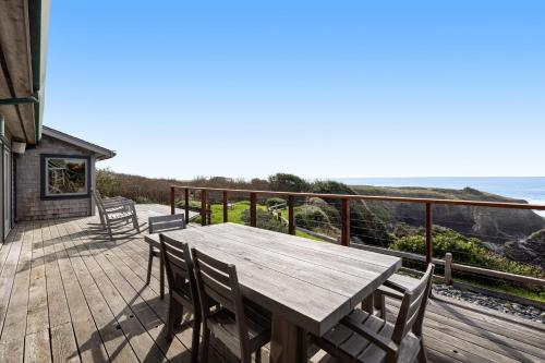 Galeriebild der Unterkunft Perched on the Bluff - Main Home & Studio Cottage in Mendocino