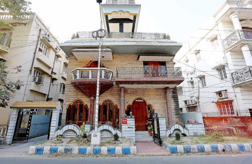 een gebouw met een toren erop bij Hotel O Regency Guest house Near TCS Gitobitan in Calcutta