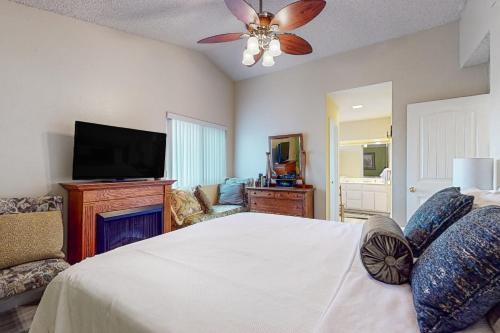 1 dormitorio con 1 cama y TV de pantalla plana en Guajome Retreat, en Vista