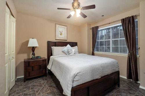 1 dormitorio con 1 cama, ventilador de techo y ventana en Ozark Mtn View Condo Resort-In/outdoor Family Fun, en Branson