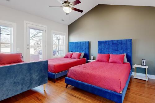 twee bedden in een kamer met blauw en rood bij Blooming Fields in Nashville