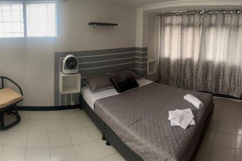 ein Schlafzimmer mit einem Bett mit Handtüchern darauf in der Unterkunft Apartaestudio con Baño y Cocina Apto para Mascotas in Pereira