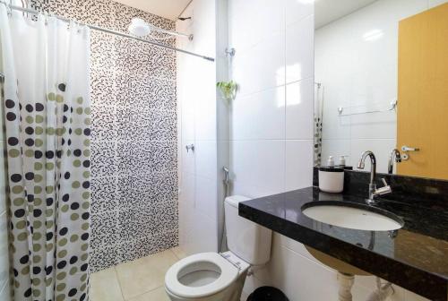 La salle de bains est pourvue de toilettes, d'un lavabo et d'une douche. dans l'établissement Local estratégico, tudo perto e 10 minutos do Centro, à Uberlândia
