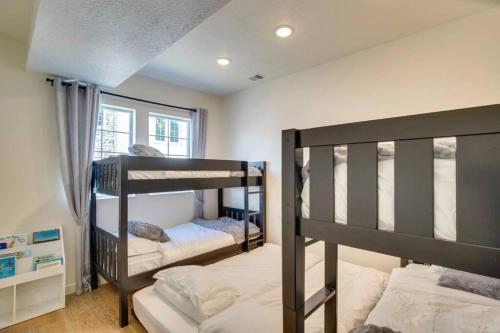 Ce dortoir comprend 2 lits superposés et une fenêtre. dans l'établissement Mountain View Vacation Rental!, à Heber City