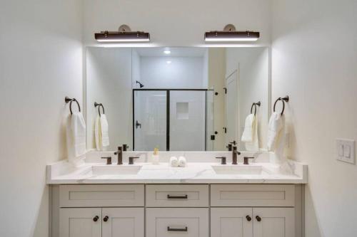 La salle de bains est pourvue de 2 lavabos et d'un grand miroir. dans l'établissement Mountain View Vacation Rental!, à Heber City