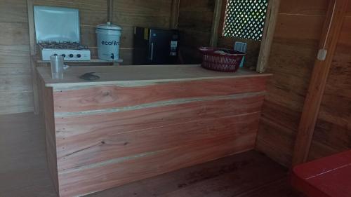 a kitchen with a wooden counter in a cabin at Casa Manatí in Lívingston