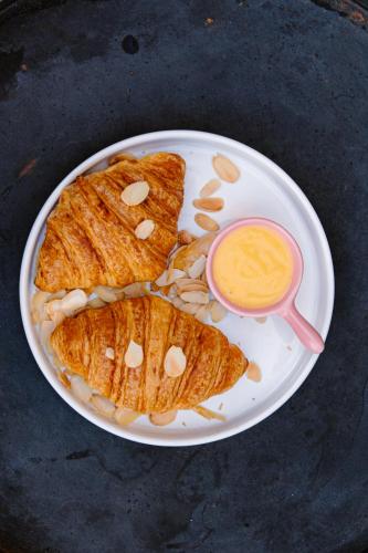 ein Teller mit Haferflocken, Erdnüssen und einer Soße in der Unterkunft Eden Home&Cafe in Quy Nhon