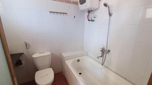 un bagno bianco con wc e doccia di Khách sạn Bình Dương a Quy Nhon