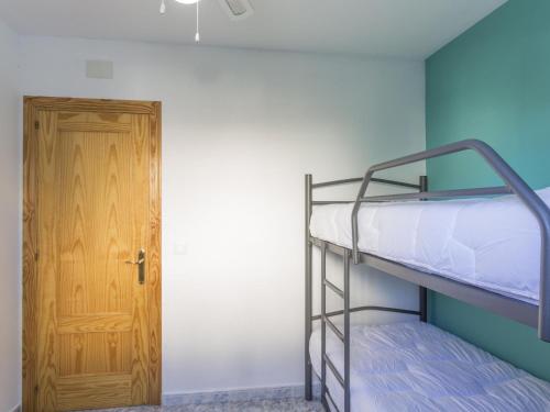 um quarto com um beliche e uma porta em Casa L'Escala, 3 dormitorios, 7 personas - ES-325-15 em Torroella de Montgrí