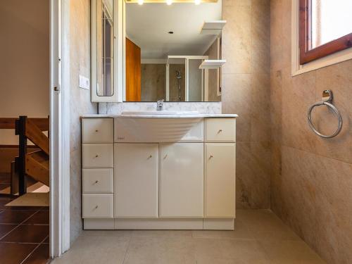ein Bad mit einem Waschbecken und einem Spiegel in der Unterkunft Casa L'Escala, 4 dormitorios, 8 personas - ES-325-33 in Torroella de Montgrí