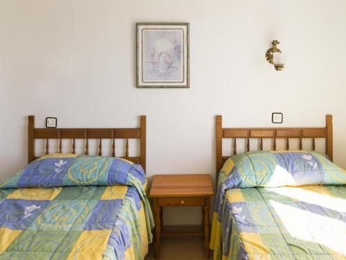 Apartamento L'Escala, 2 dormitorios, 4 personas - ES-325-37 في تورويلا دي مونغري: سريرين يجلسون بجانب بعض في غرفة النوم