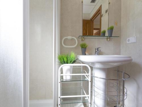 uma casa de banho com um lavatório e um espelho em Casa L'Escala, 3 dormitorios, 6 personas - ES-325-22 em Torroella de Montgrí