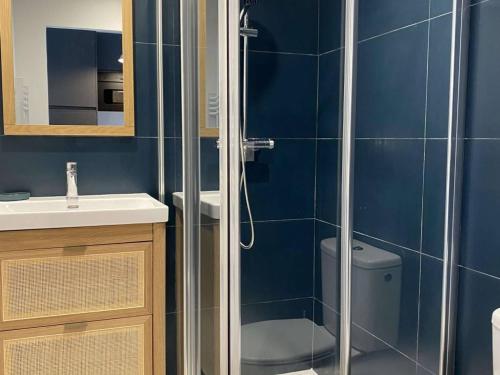 une salle de bain avec une douche, des toilettes et un lavabo dans l'établissement Studio rénové près des Thermes avec balcon et climatisation - FR-1-553-252, à Balaruc-les-Bains