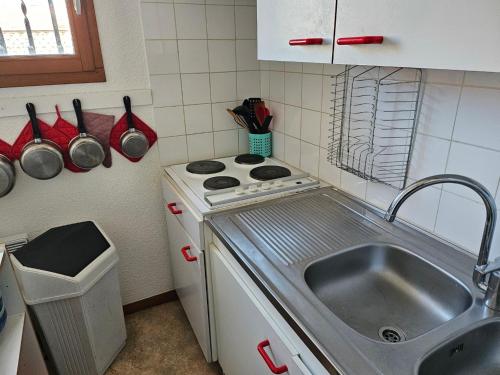 een kleine keuken met een fornuis en een wastafel bij Appartement Arcachon, 3 pièces, 6 personnes - FR-1-319-543 in Arcachon