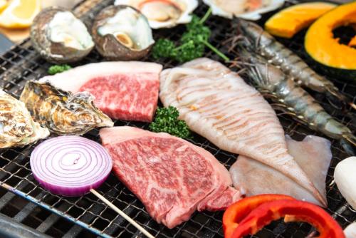 EtajimaにあるUminos Spa & Resortの魚介類・野菜の種類豊富なグリル
